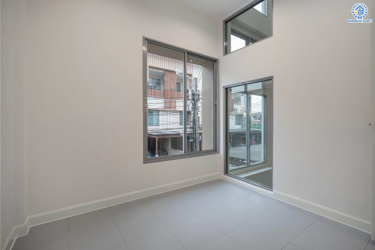 บ้านมือสองตกแต่งใหม่ ดีไซน์สวย โครงการ นนทรีพลัส บางกรวย เนื้อที่ 20 ตร.ว. ฟังก์ชัน 4 ห้องนอน 3 ห้องน้ำ จอดรถได้ 1 คัน รองรับทุกกิจกรรม บนทำเลเชื่อมต่อหลายเส้นทาง ใกล้จุดขึ้นทางด่วน "ประจิมรัถยา" และรถไฟฟ้าสายสีแดง "สถานีบางบำหรุ"